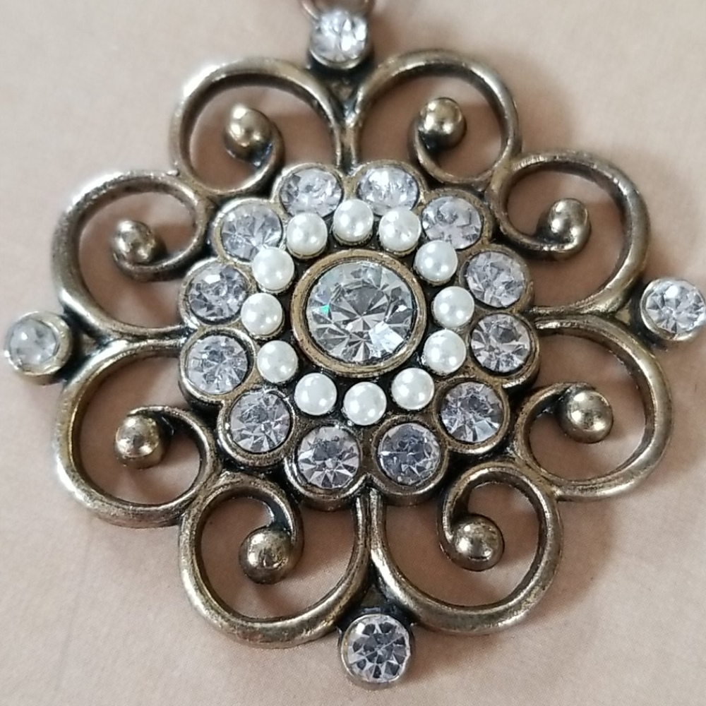 Vintage 1960s Hippie Faux Pearl and Rhinestone Antique Goldtone Clip Earrings - Picture 6 of 11